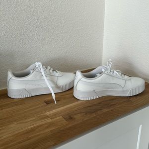 White puma shoes. Soft foam + optimal comfort